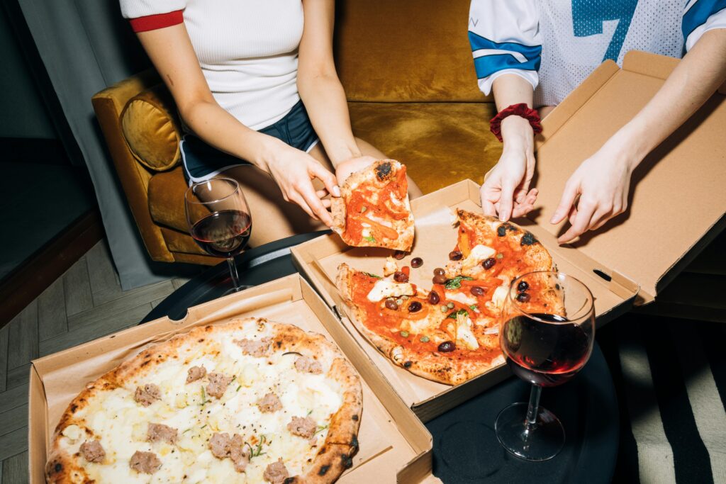 https://www.pexels.com/de-de/foto/pizza-hande-mahlzeit-gesichtslos-7142969/